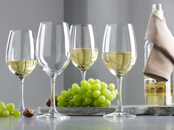 Большой выбор бокалов для белого вина в Savoy в Минске